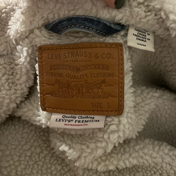 Medium Wash Levi’s Sherpa trucker jacket in size small! - Picture 4 of 5
